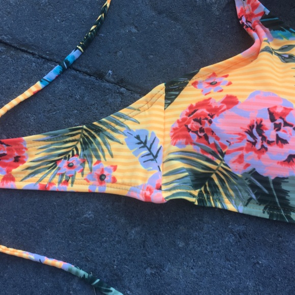 NWT bikini top from Ardene - Picture 5 of 8